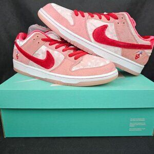 Nike SB Dunk LowStrangeLove Skateboards